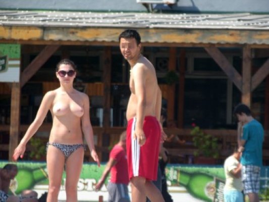 Ce găseşti pe plaja din Mamaia: fete cu nurii la vedere -Vezi foto